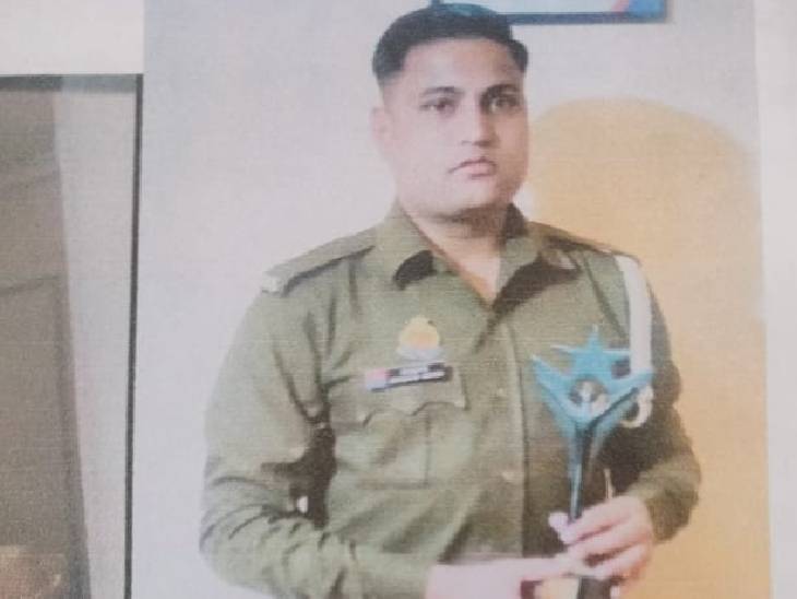 ये आरोपी नौशाद की पुलिस वर्दी में तस्वीर है।