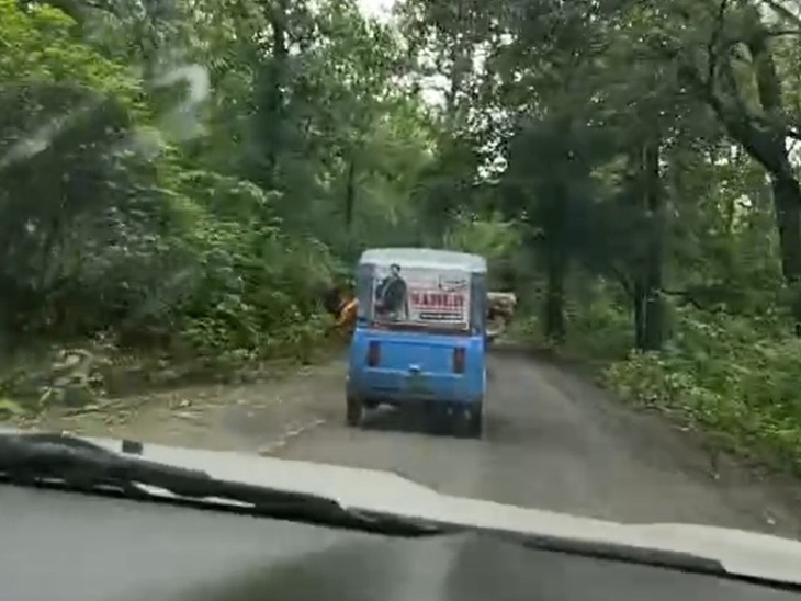 2 लड़कों ने चलती ऑटो में किया स्टंट।