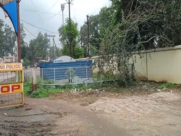 रोशनदान की जाली तोड़कर भागे किशोर