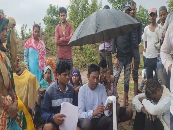 बारिश में भी छाता लेकर ऑनलाइन प्रक्रिया पूरी की जा रही है।