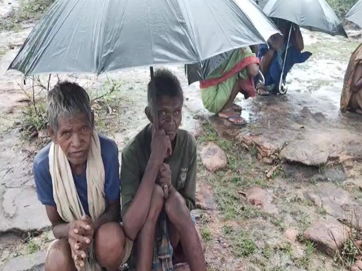 अपनी बारी का इंतजार करते बुजुर्ग।