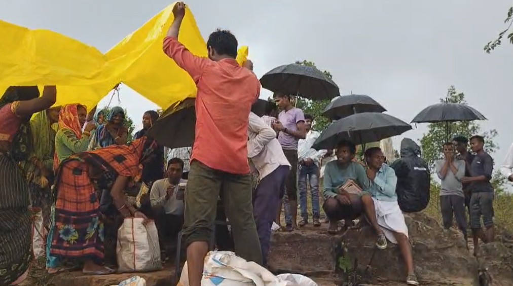 पहाड़ पर कोई व्यवस्था नहीं होने से तिरपाल लेकर चढ़ते है।