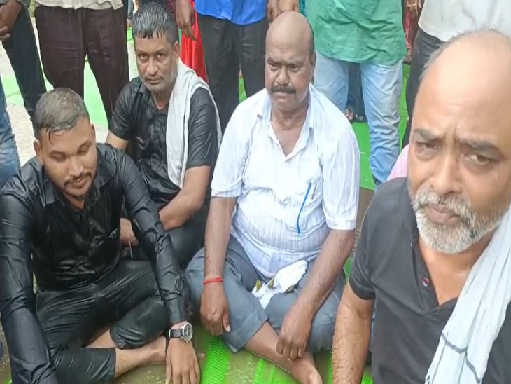 नेशनल हाईवे जाम कर धरने पर बैठे विधायक ब्यास कश्यप।