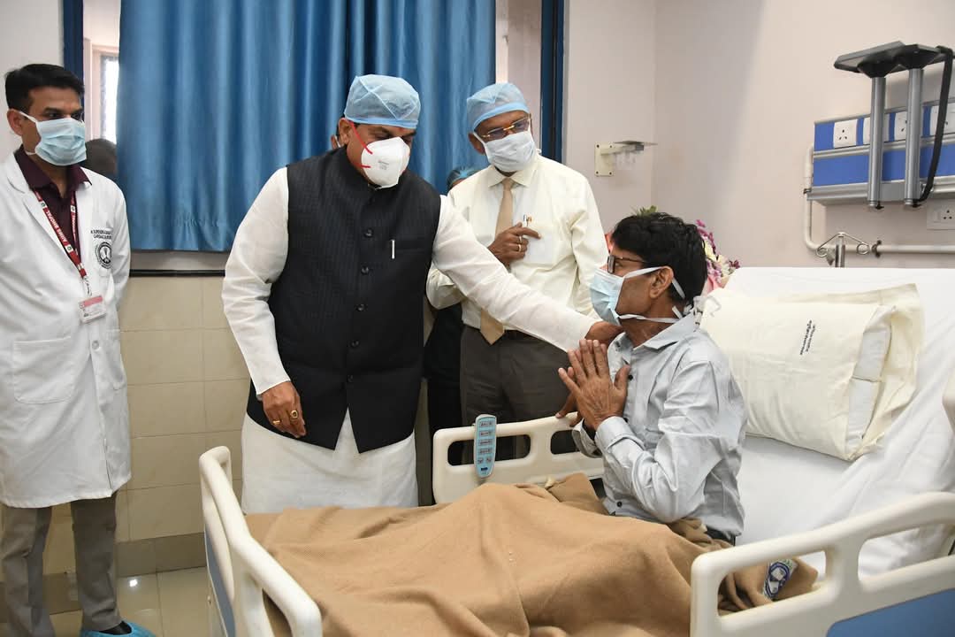 CM डॉ. मोहन यादव MP के पहले सफल हार्ट ट्रांसप्लांट के बाद मरीज से मिलने पहुंचे थे।