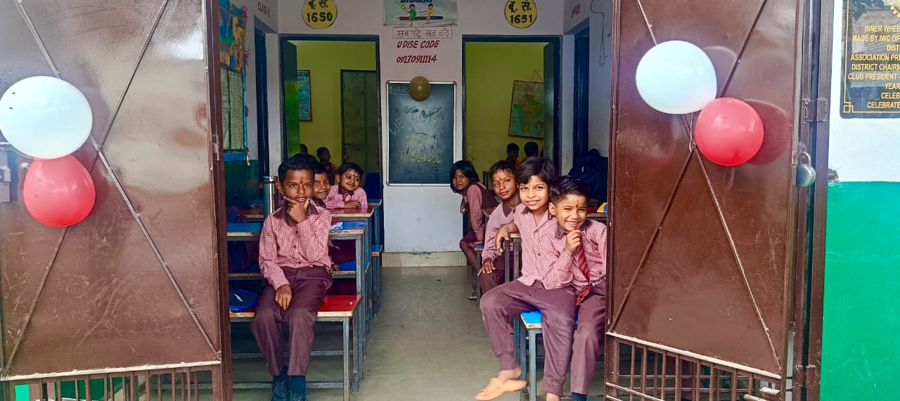 लखनऊ के प्राथमिक स्कूल भीखमपुर की तस्वीर। बच्चों के चेहरे पर खुशी बिखरी है।