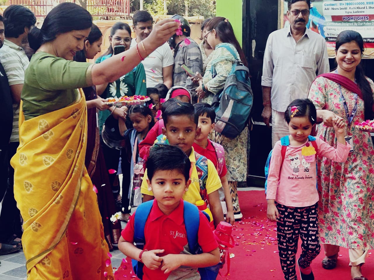 सेंट जोसेफ स्कूल में फूलों से बच्चों का स्वागत किया गया।