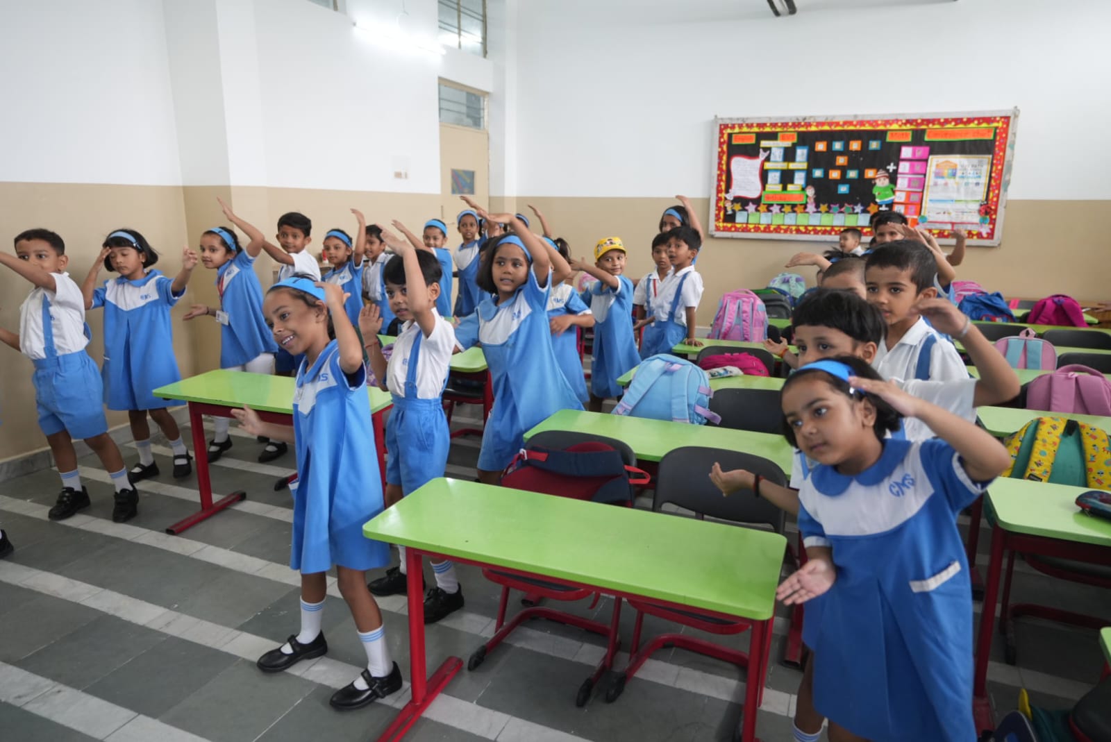 CMS की गोमतीनगर ब्रांच में बच्चों ने क्लास में एक्टिविटी की।