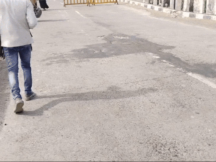 ब्रिज कई जगहों से धंस गया था।
