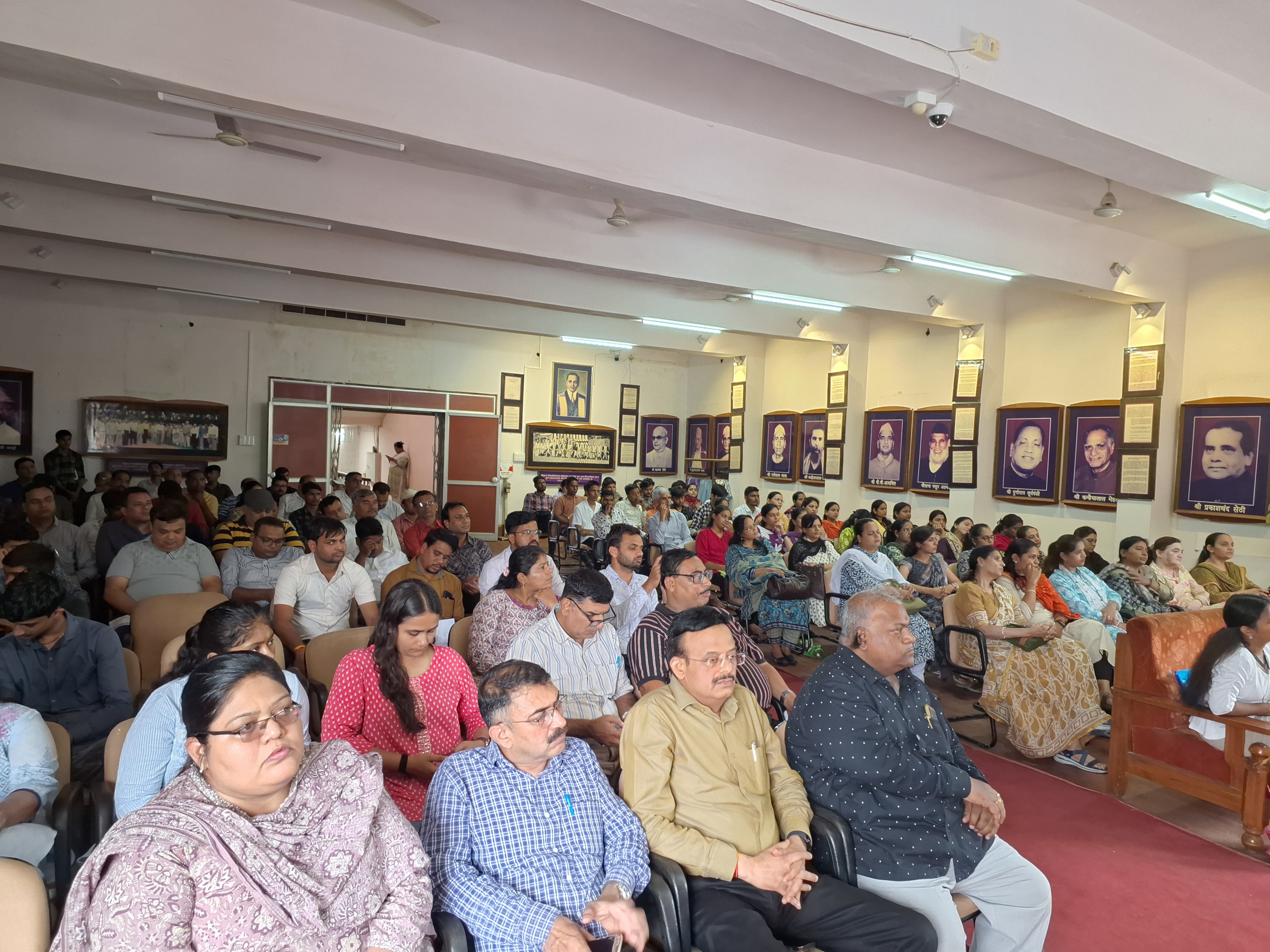 कुलगुरु प्रो. अर्पण भारद्वाज ने विद्यार्थियों को संबोधित किया।
