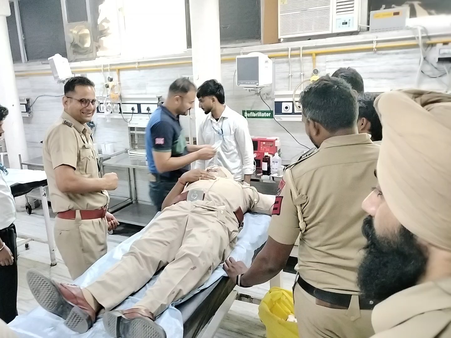 सिविल अस्पताल में एएसआई नरिंदर सिंह का इलाज जारी है। - Dainik Bhaskar