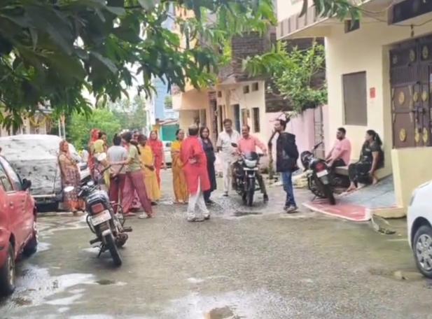 कॉलोनीवासियों ने मीटर लगाने का विरोध किया।