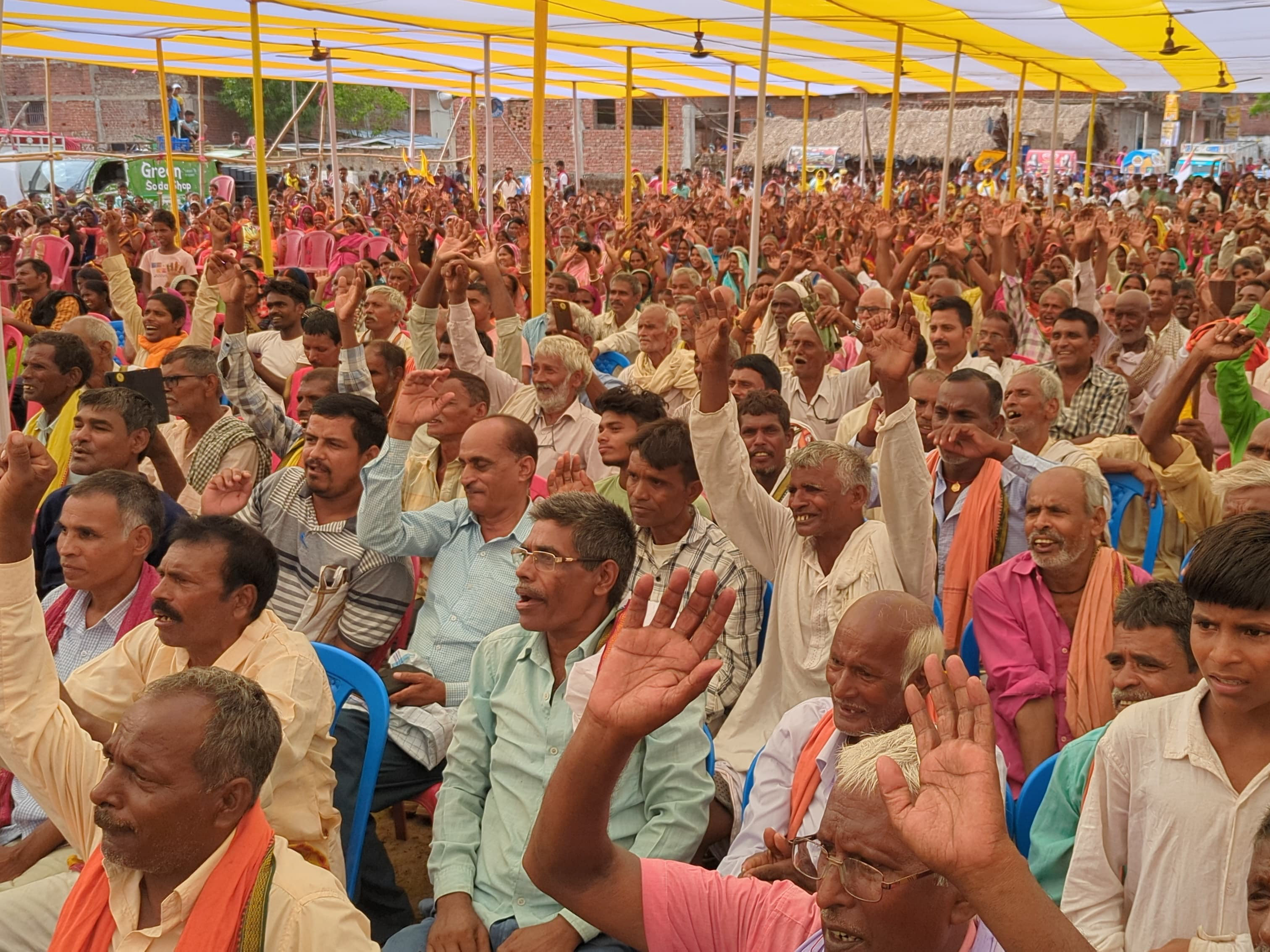 'नीतीश जाएंगे, JDU नहीं बचेगी, राजनीतिक अंत करीब': भोजपुर में प्रशांत किशोर का दावा, कहा- नवंबर से जदयू के दफ्तर पर भाजपा का कब्जा होगा - Bhojpur News 1 हजारों की संख्या में महिला एवं पुरुष शामिल हुए।