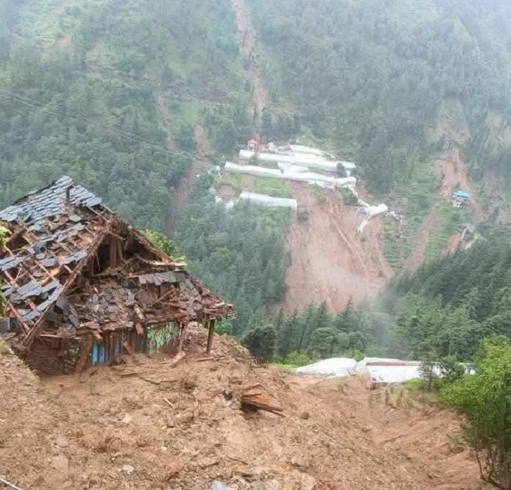 मंडी के जंजैहली में बादल फटने से टूटा घर और सामने पहाड़ी पर किसानों के पॉलीहाउस क्षतिग्रस्त