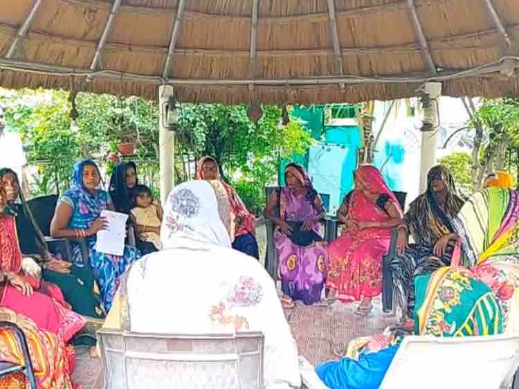 मंदिर के पास शराब की दुकान से ग्रामीण परेशान: विधायक से मिले ग्रामीण, बोले- धार्मिक माहौल हो रहा खराब - Unnao News 1 ग्रामीणों ने विधायक से शिकायत की।