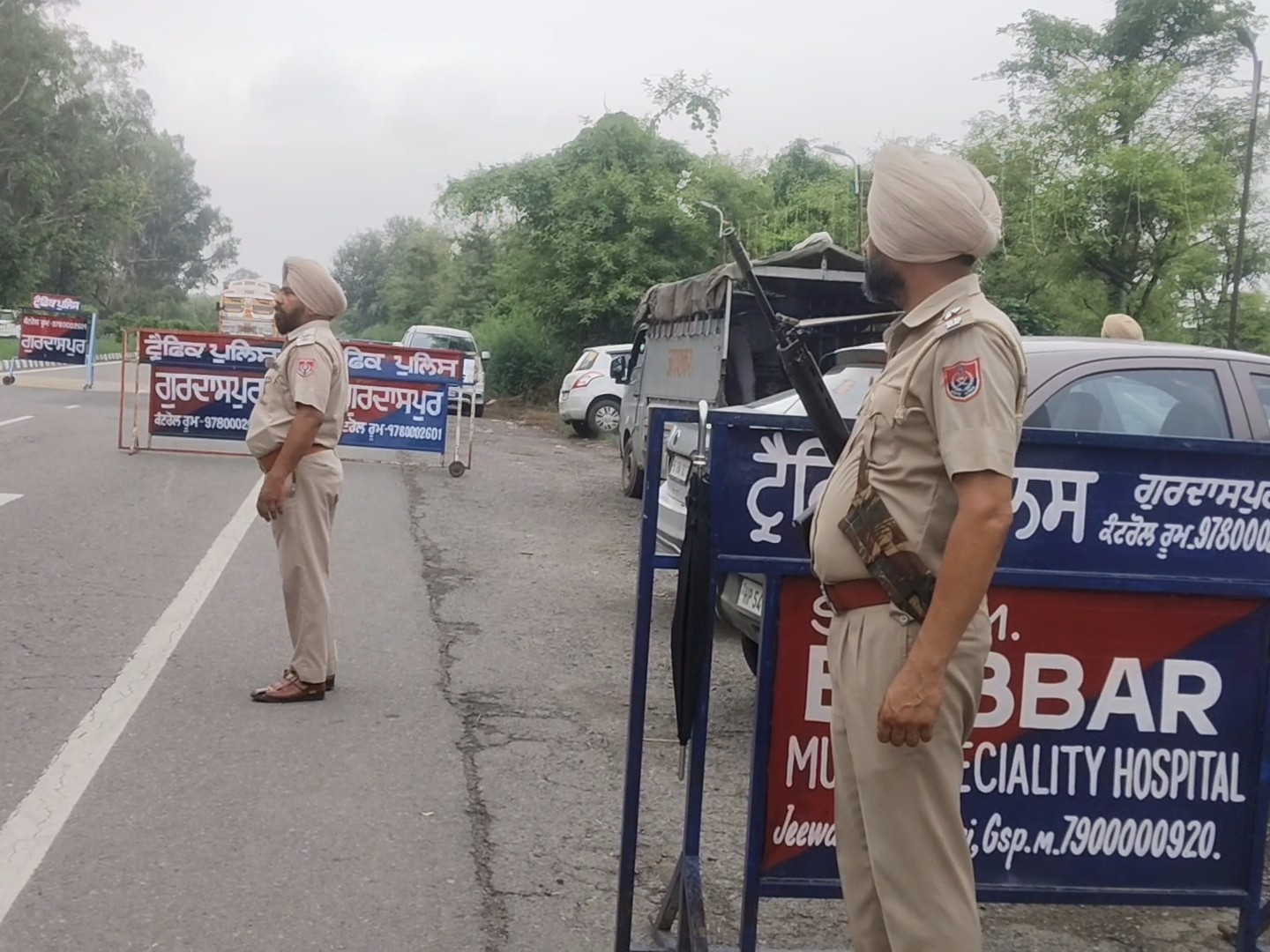 यात्रियों की सुरक्षा के लिए तैनात पुलिस कर्मी। - Dainik Bhaskar