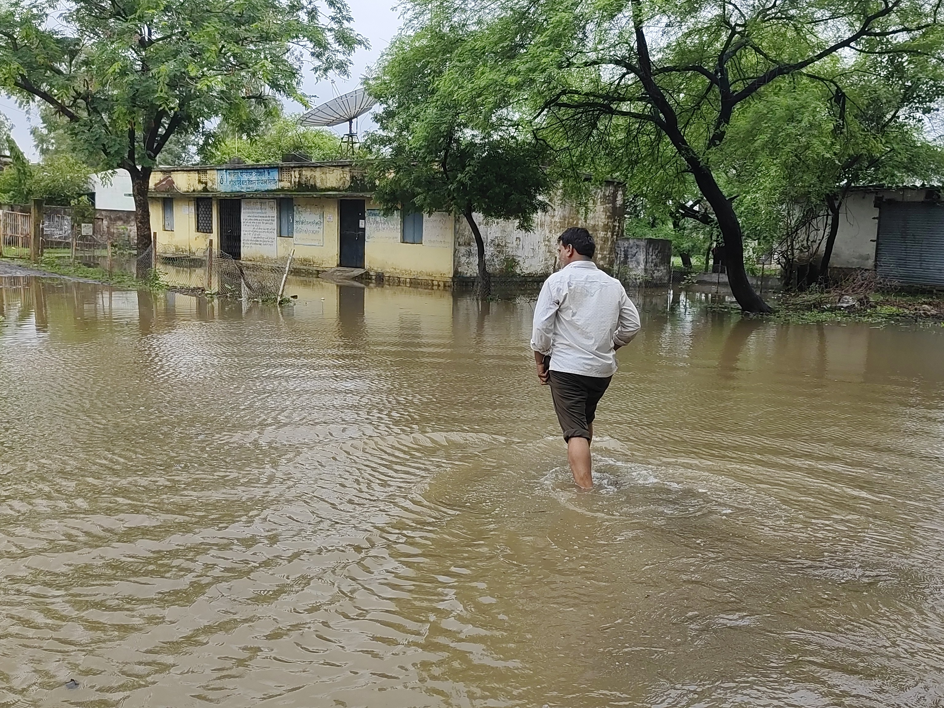 बीएसएनएल ऑफिस जाने वाली सड़कें डूब गईं।