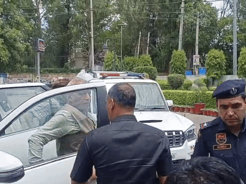 करनाल पीडब्लूडी रेस्ट हाउस पहुंचे मंत्री।