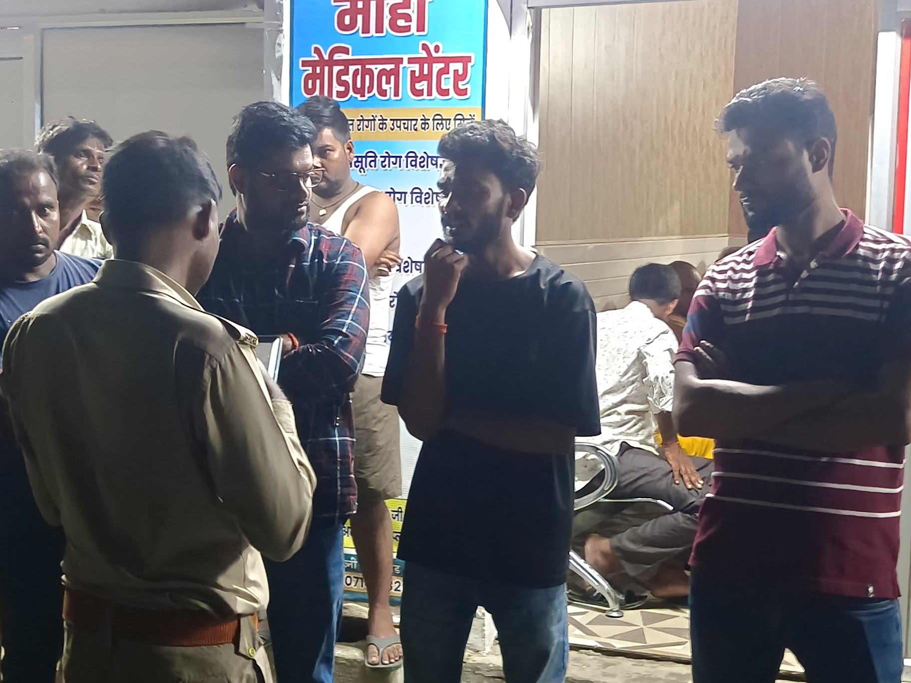 जांच करती पुलिस। - Dainik Bhaskar