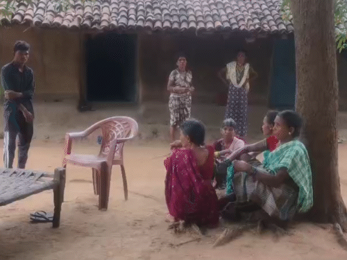 छत्तीसगढ़ के बीजापुर जिले में नक्सलियों ने 3 लोगों को मार डाला। परिवार के लोगों का रो-रोकर बुरा हाल है।