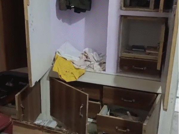 भाजपा नेता के घर में पूरा सामान बिखरा हुआ है। - Dainik Bhaskar