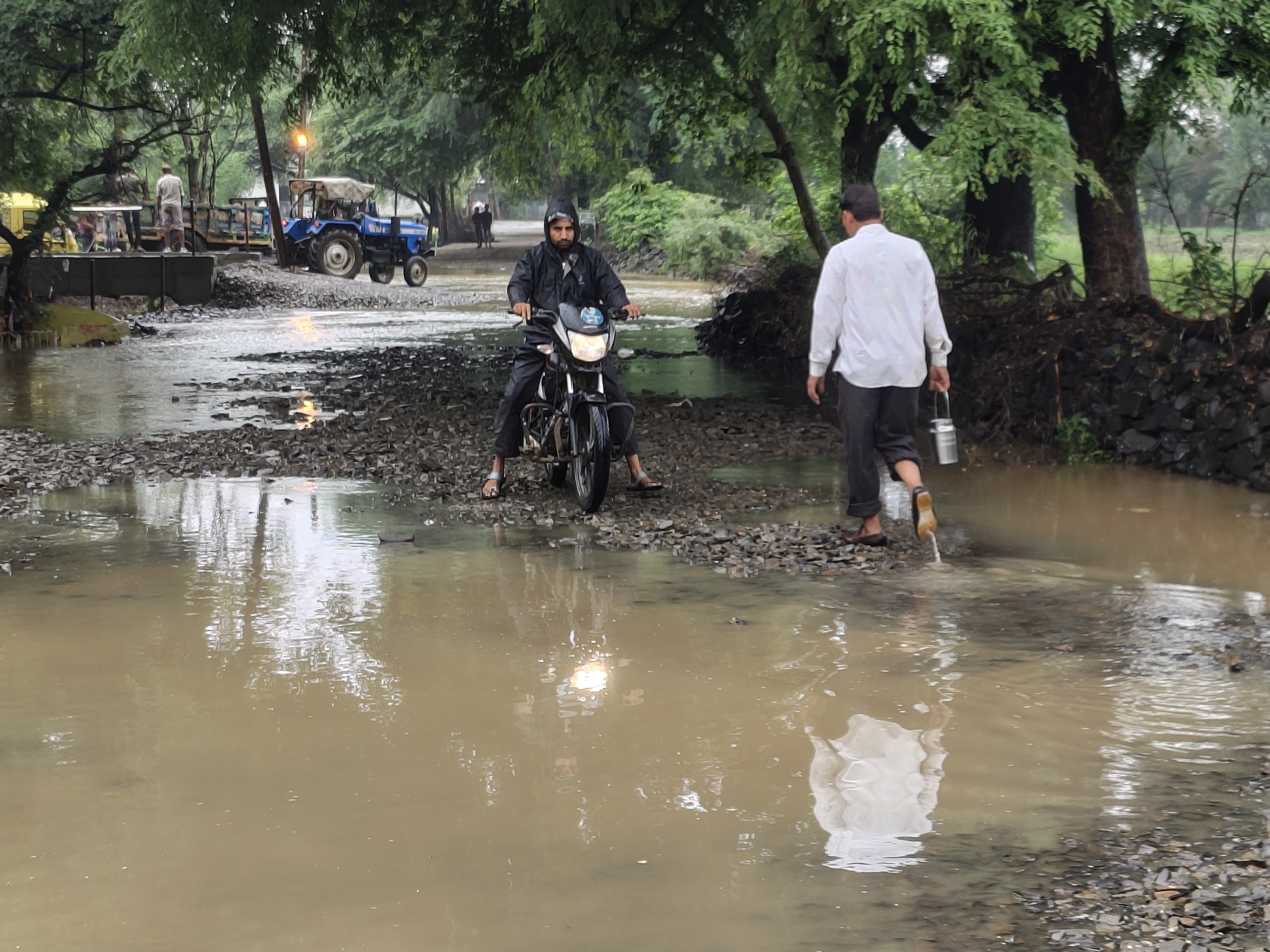 कुछ जगहों से पानी निकाल दिया गया।