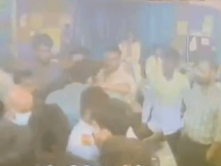 रविवार रात ड्यूटी पर तैनात डॉक्टर्स और अटैंडर्स के बीच विवाद हो गया था।