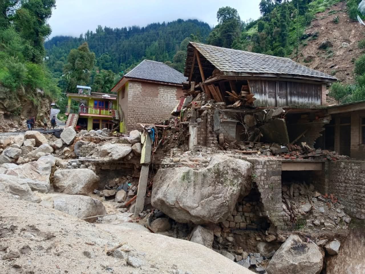 थुनाग में भारी बारिश के बाद बाढ़ से कई घरों को नुकसान