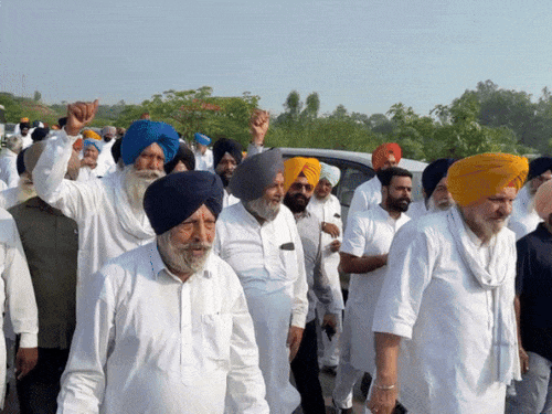 बिक्रम सिंह मजीठिया की आज मोहाली अदालत में पेशी है। अकाली दल का आरोप है कि उनके वर्करों को नजरबंद किया जा रहा है। - Dainik Bhaskar