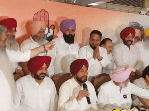 उप-चुनाव दौरान कमलजीत सिंह कड़वल को कांग्रेस में शामिल करवाते हुए पूर्व सीएम चरणजीत सिंह चन्नी व अन्य नेतागण। (फाइल शाट्स)