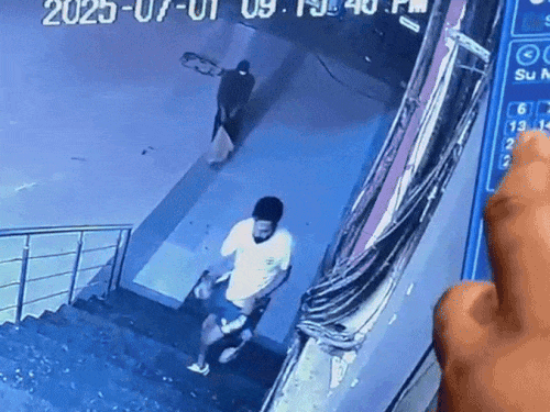 जान बचाकर भागते हुए आरटीआई एक्टिविस्ट। - Dainik Bhaskar