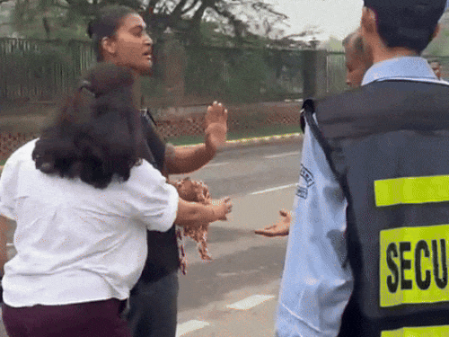 गुरुग्राम की सोसाइटी में एंबियंस मॉल की बाउंसर और सोसाइटी के लोगों के बीच बहस हुई। - Dainik Bhaskar