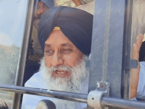 मोहाली में पुलिस हिरासत में लिए गए सुखबीर बादल। - Dainik Bhaskar