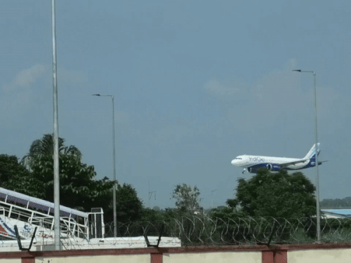 मुंबई से जालंधर पहुंचे पहली फ्लाइट का वीडियो। - Dainik Bhaskar