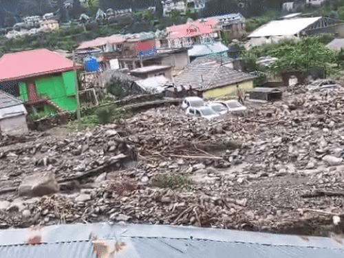 मंडी के जंजैहली और थुनाग में बादल फटने से भारी नुकसान। मलबे में दबी कई गाड़ियां। - Dainik Bhaskar