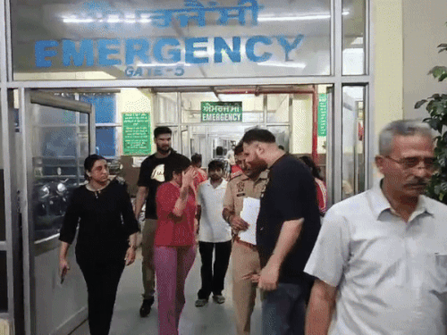 लुधियाना में सिविल अस्पताल में पति-पत्नी का मैडिकल करवाने आए पुलिस कर्मी। - Dainik Bhaskar