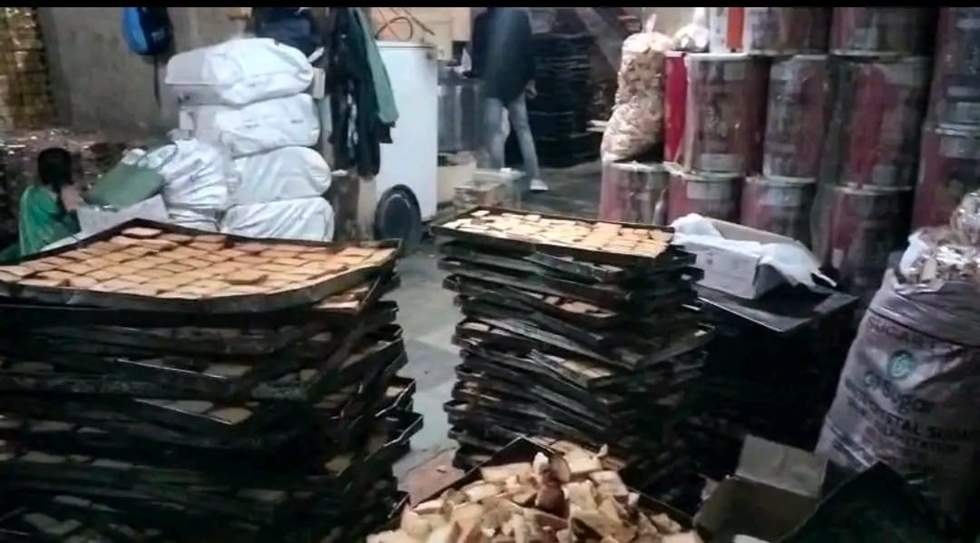 कारखाने में फैला पड़े टोस्ट और अन्य सामान।