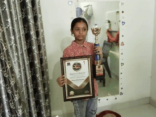 सर्टिफिकेट और ट्राफी के साथ गीतांजलि। - Dainik Bhaskar