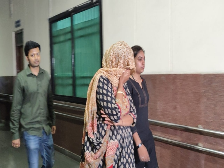 रायपुर स्पेशल कोर्ट में चेहरा छिपाते हुए आरोपियों की तस्वीर है। सभी आरोपियों को CBI की टीम रिमांड पर ले सकती है।