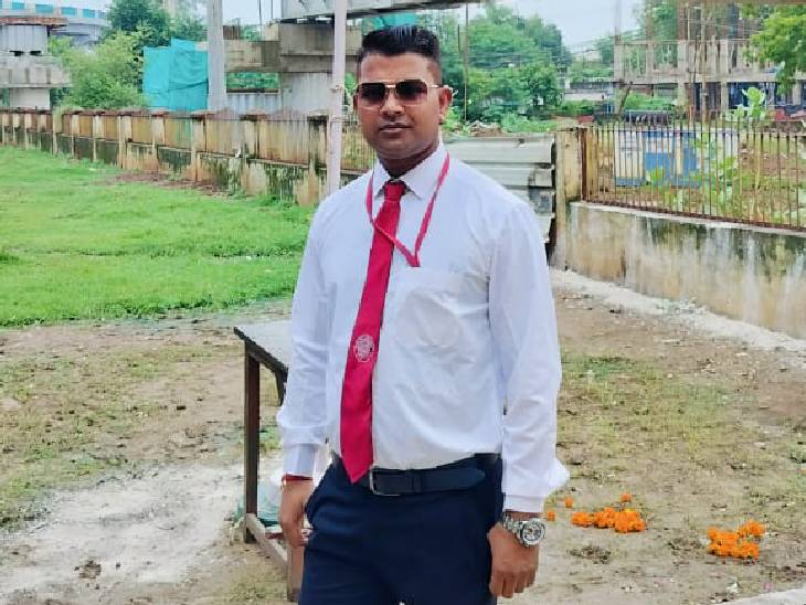 यह तस्वीर टीटीई दिनेश कुमार की है। ट्रेन में चेकिंग के दौरान जीआरपी के जवानों ने उनके साथ मारपीट की।