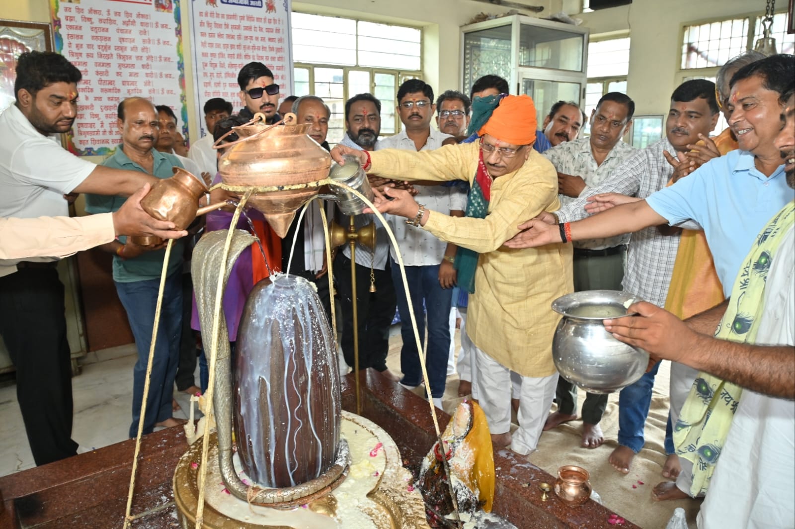 बीजेपी प्रदेशाध्यक्ष मदन राठौड़ के उत्तम स्वास्थ्य की कामना के लिए मीडिया विभाग ने शिवालय में जलाभिषेक और रूद्राभिषेक भी किया।
