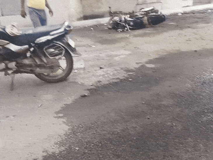 मौके पर पड़ी बाइक।