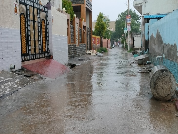 फ़ोटो सीकर के शांति नगर इलाके का है जहां गुरुवार सुबह तेज बारिश हुई।