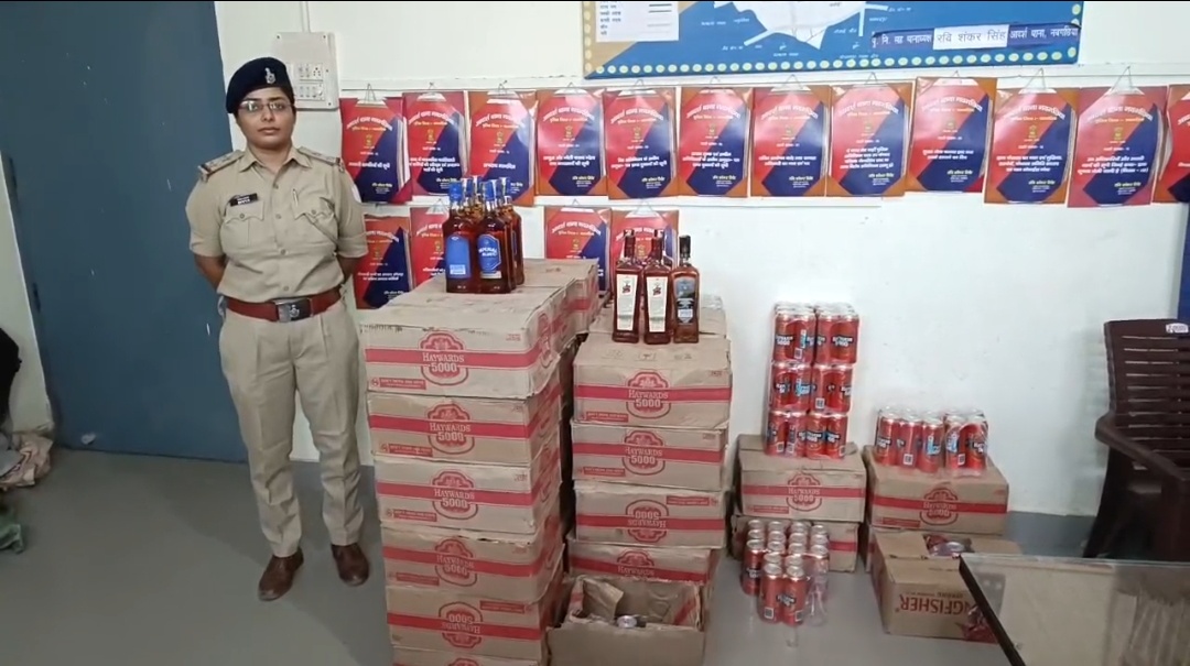 पुलिस ने भारी मात्रा में जब्त की शराब।
