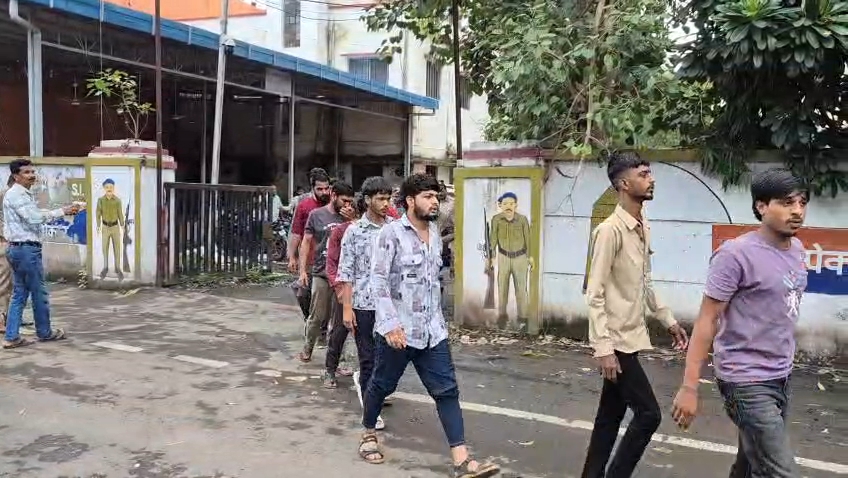 थाने से इस तरह बाहर पैदल जुलूस निकाला।