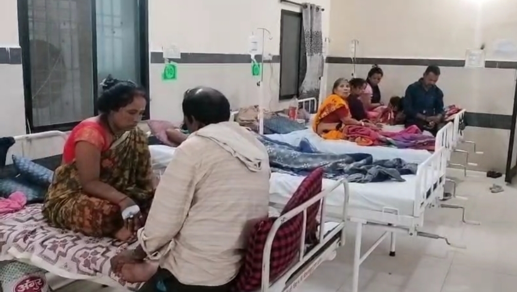 लगातार अस्पताल पहुंच रहे डायरिया पीड़ित मरीज।