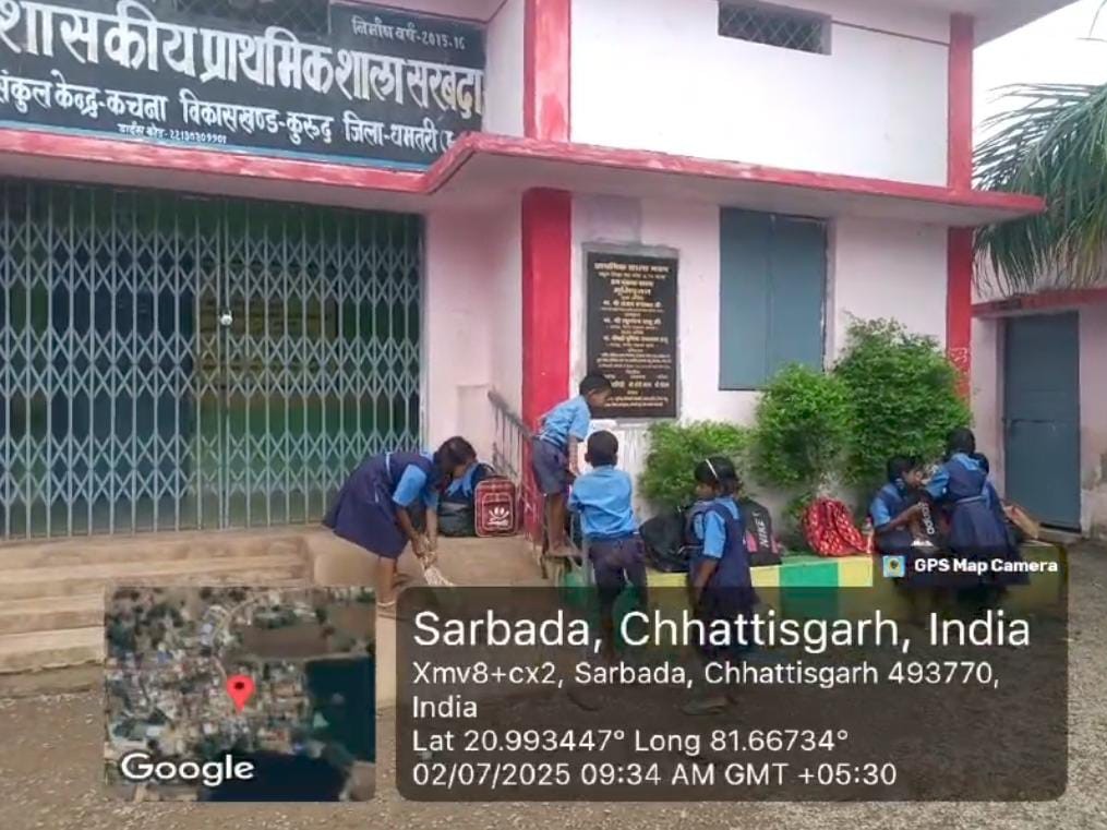 स्कूल में सुबह साढ़े 9 बजे का यह वीडियो है।