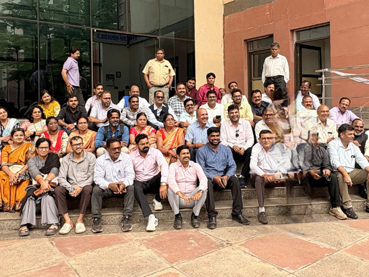 प्रदर्शन करते एसोसिएशन के सदस्य।