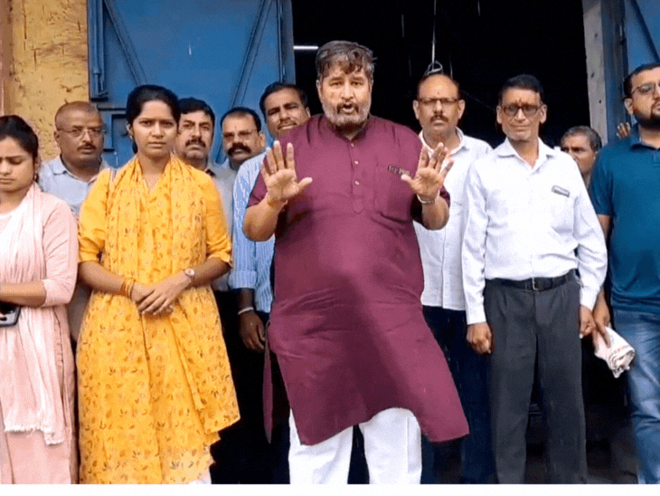 बुक डिपो के बाहर शिक्षकों ने किया था प्रदर्शन।