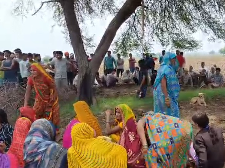 युवक के मौत की सूचना पर लोगों की भीड़ लग गई।
