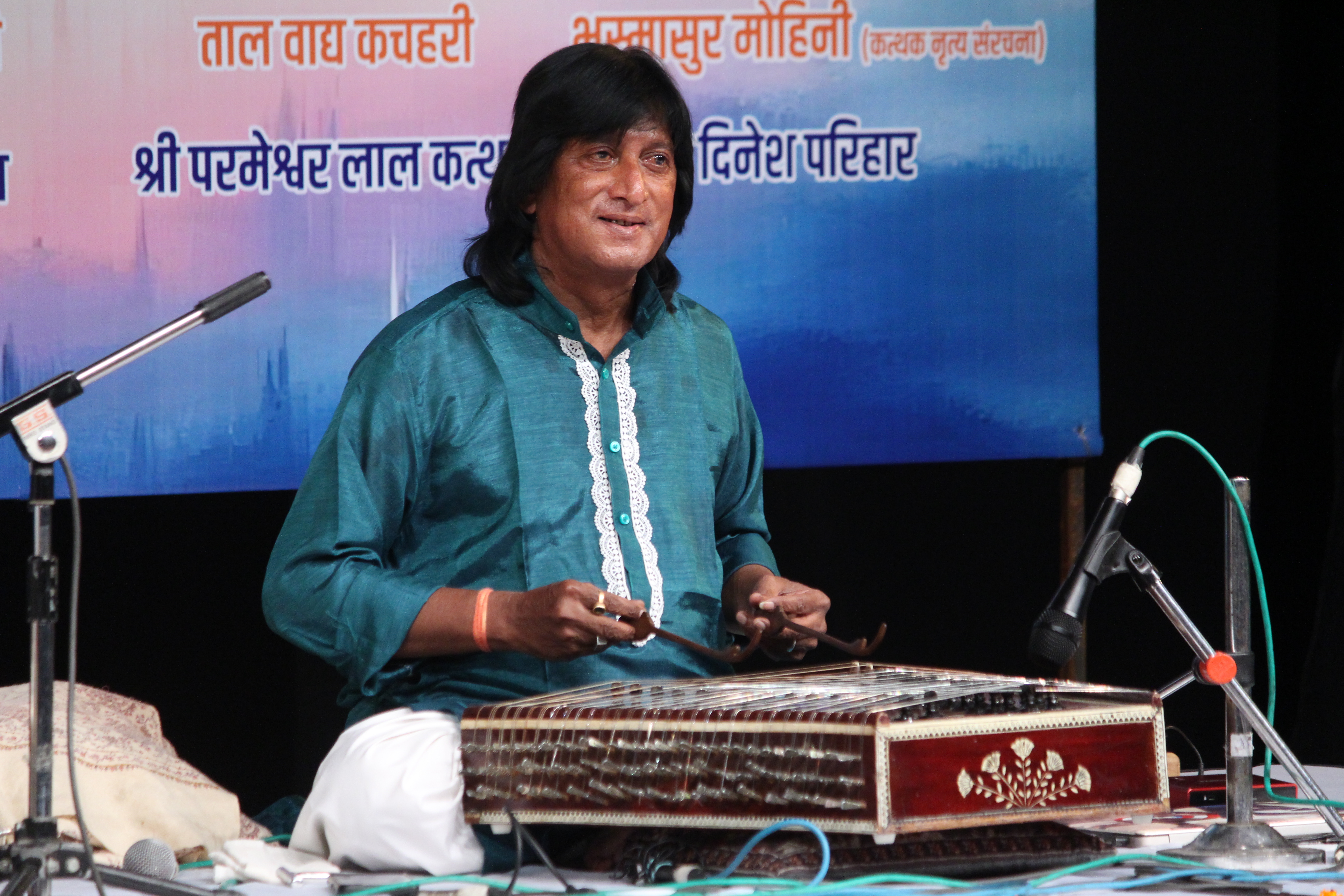 उस्ताद अनवर हुसैन की संतूर वादन प्रस्तुति से कार्यक्रम की शुरुआत हुई।